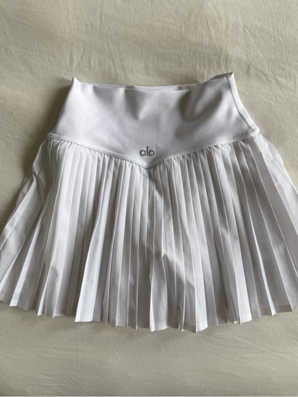 ALO Grand Slam Pleated Tennis Skirt Yoga in white xxs